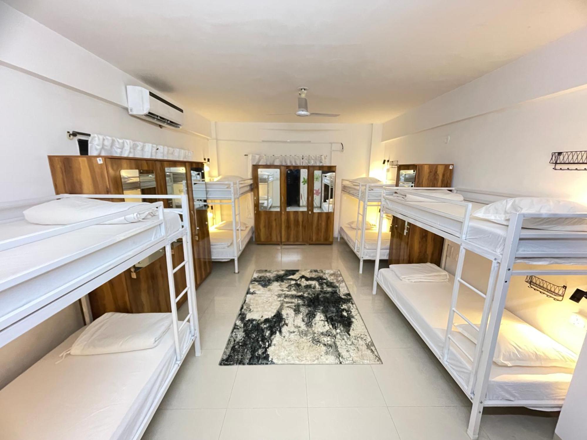 Hoshtel99 - Lux - Stay, Cowork And Cafe - Luxurious Twin Hostel
