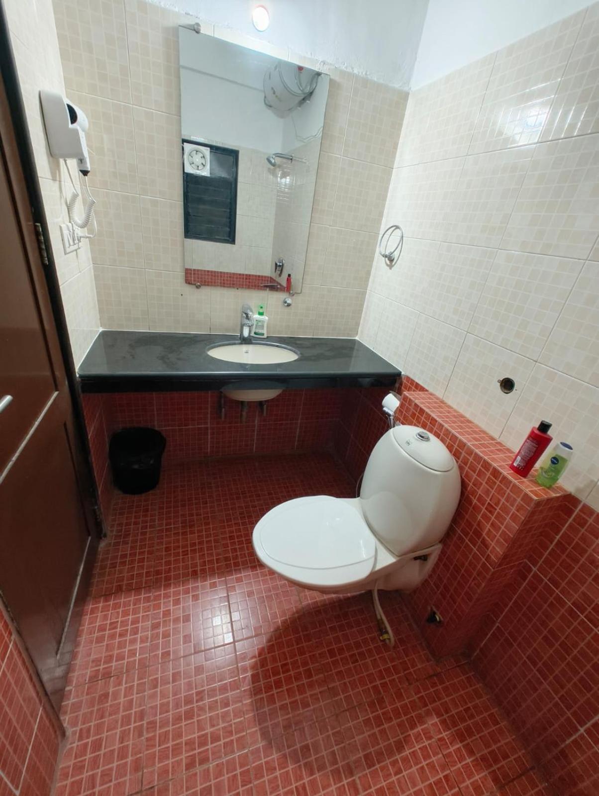 Hoshtel99 - Lux - Stay, Cowork And Cafe - Luxurious Twin Hostel