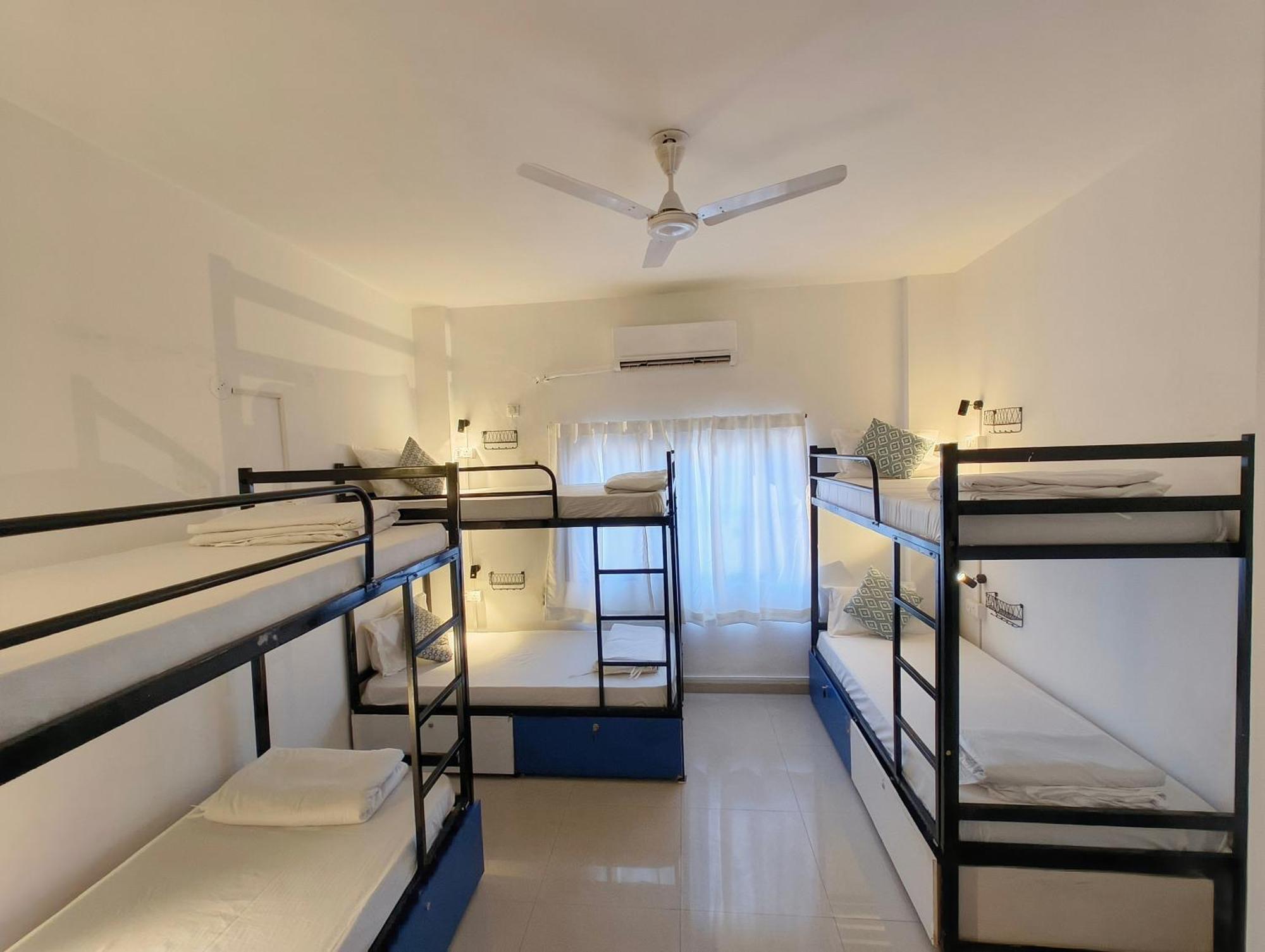 Hoshtel99 - Lux - Stay, Cowork And Cafe - Luxurious Twin Hostel