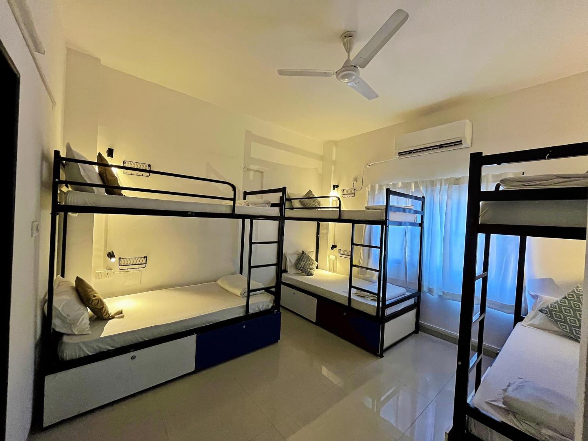 Hostel Hoshtel99 - Lux - Stay, Cowork And Cafe - Luxurious Twin *