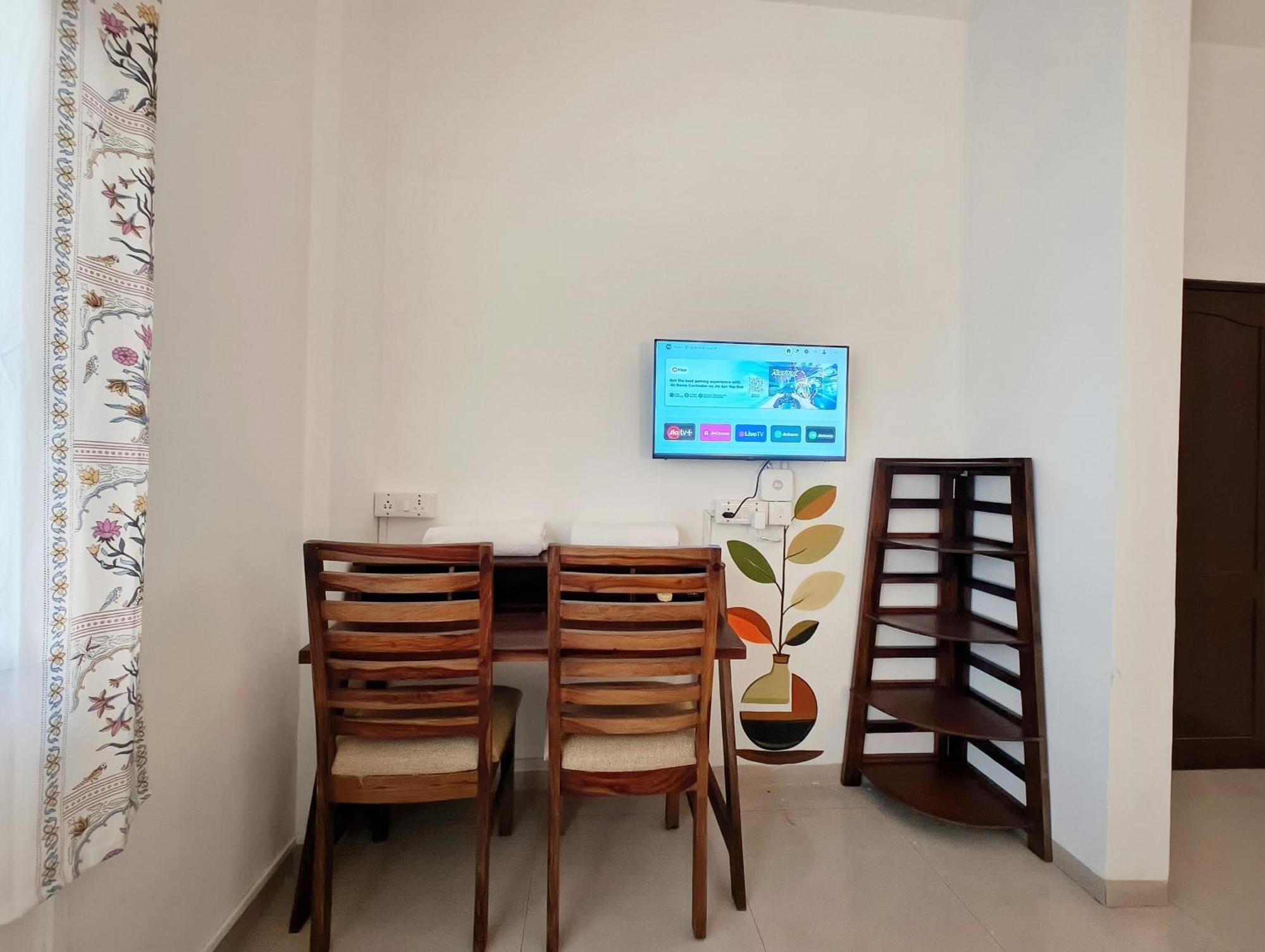 Hoshtel99 - Lux - Stay, Cowork And Cafe - Luxurious Twin Hostel